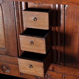 Antieke kast / Notenhouten kussenkast ca. 1700 met zilvere plaquettes en kluisje. (No.960511)