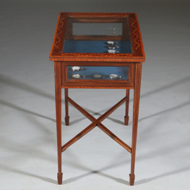 Vitrinetafeltje ca 1890 mahonie met satijn inlegwerk en facet geslepen deksel (No.270140)