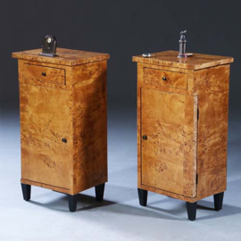 Stel van 2 blonde nachtkastjes zeer strak Biedermeier berkenwortel ca 1825 (No.231630)