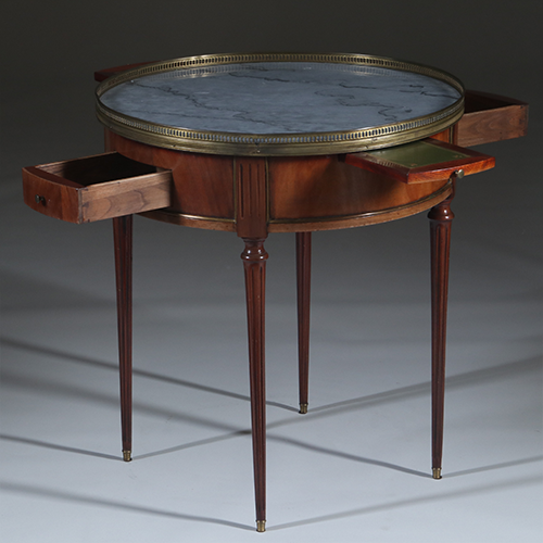 Bouillotte tafel met twee laden en twee tirettes ca 1910 bronzen randje (No.301805)