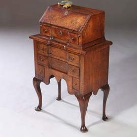 Kleine Secretaire of scriban in wortelnoten op cabriolet poten ca. 1750 (No.951405)