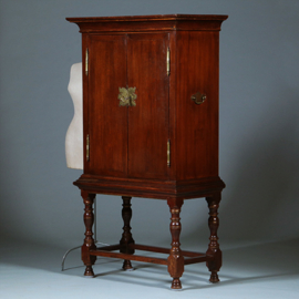 Hollands Koloniaal Tafelkastje ingericht als bar met brons beslag (No;391135)