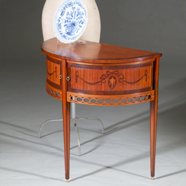 Demi lune Louis Seize stijl met jalousie deuren en uitzonderlijk fijn inlegwerk ca 1900 (No.270145)
