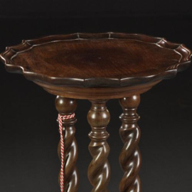 Antieke bijzettafels / Hoge piedestal of lampentafel  ca. 1890 3 gedraaide staanders op driesprant (No.682804)