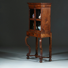 Kleine Hollandse Rococo vitrine  / rariteiten kabinetje ca 1730 op kruisvoet (No.241605)