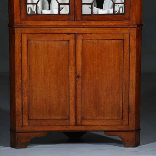 Strakke Georgian hoekkast Welsh ca 1800 eiken met mahonie (No.300240)