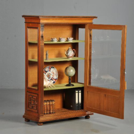 Antieke kast / Hollandse Vitrine 3 zijdig glas ca. 1880 met zwart gepolitoerde profiellijsten (No.432239)