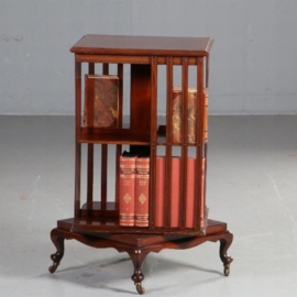 Antieke bijzettafels / Engelse mahonie boekenmolen ca. 1890 op een vierkant vast onderstel (No.582944)