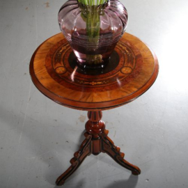 Antieke bijzettafels / wijntafels / Ronde bijzettafel  met rijk ingelegd blad met bloemen (No.591567)