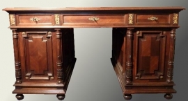 Antieke bureaus / Notenhouten bureau met geparketteerd blad en bronzen ornamenten (No.78295)