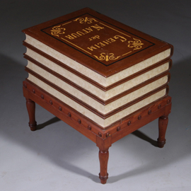 Als een "Victorian Faux Book Trunk" in het Nederlands Schijnboekenkistje  "Geheim Der Natuur" ca 1890 (No.222105)