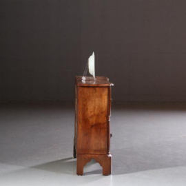 Antieke kast / Hollandse commode 18e eeuw notenhout, zeer ondiep model (No.671938)