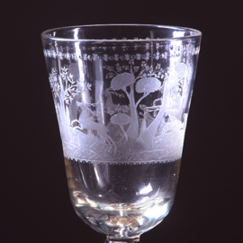 18e eeuwse gelegenheidsglas of bokaal met jachttafereel rond een kasteel op 19e eeuwse zilveren voet (No.322160)
