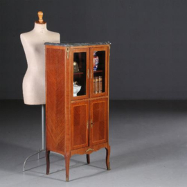 Antieke kast / Notenhouten Louis Seize stijl vitrinekast ca. 1910 met brons en marmer (No.630943)