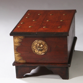 Kleine koloniale Compagniekist of documentenkist met alarmbel in het slot ca 1700 (No.211720)