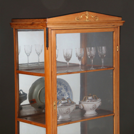 Kersenhouten vroeg Biedermeier vitrinekast blond met zwarte accenten ca 1815 (No.962615)