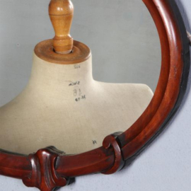 Antieke spiegel / Ovaal mahonie spiegeltje met gestoken ornamenten ca. 1880 (No.411553)