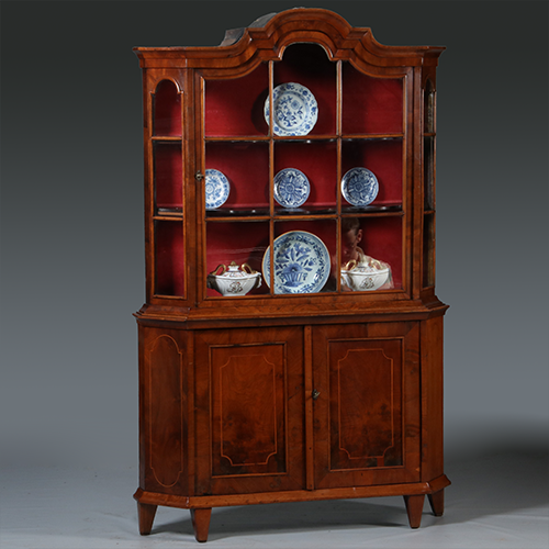 Elegante ondiepe Zilverkast of Porseleinkast wortelnoten ca 1750 rococo (No.300245)