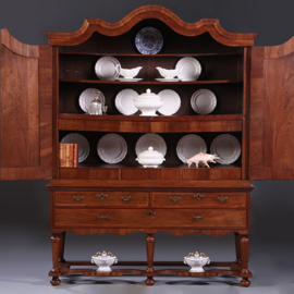 Majestueus kruisvoet kabinet met gewelfde kroon in noten met mahonie visgraat ca 1720 (No.991940)