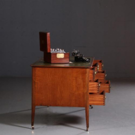 Antieke bureaus / Schrijftafel met doorleefd groen leer ca. 1920 (No.693042)