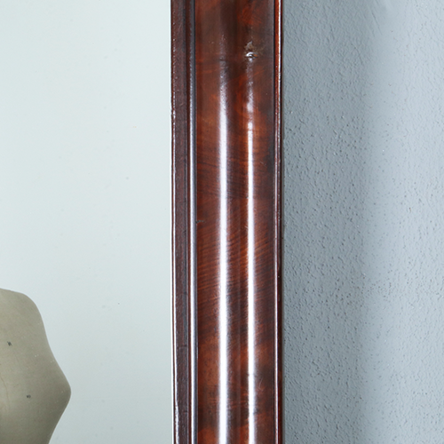 Strakke Biedermeier spiegel met holle bloemmahonie lijst ca 1820 (No.290824)  - 1.00 m. Hoog