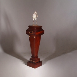Zeer hoge zuil of pedestal in notenhout met zwart en goud. (No.332425)