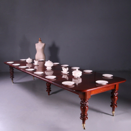 Lange tafel Victoriaanse eetkamertafel met 5 bladen tot 4,10 m. 1 inlegblad perfect 4 met gebruikssporen (No.651521)