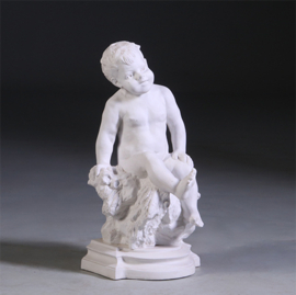 50 cm hg - Grote guitige Putto op sokkel in biscuit naar "August Moreau" ca 1900 (No.941621)