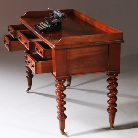 Victoriaanse mahoniehouten schrijftafel ca 1870 met gedraaide poten en kleine opstaande rand (No.211905)