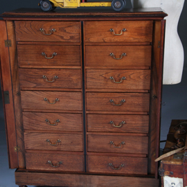 Jaarkast met 1 extra brede lade en 12 maandladen ca 1890 wellington sluitingen (No281405)