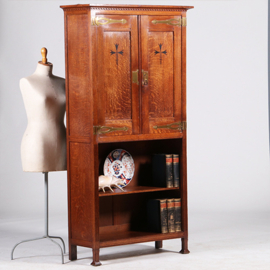Strakke smalle bijna 2 meter hoge boekenkast met messing en ebbenhout  (No.322145)