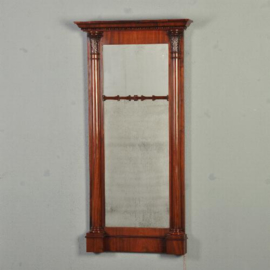 Antieke spiegels / Mahonie schouwspiegel begin 19e eeuw in mahonie met bloemmahonie zuilen (No.561952)