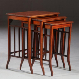 Antieke bijzettafels / Elegant 3-slags Mimiset ca. 1900 met ingelegde biezen  (No.822412)