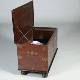 Compagnie kist uit de VOC tijd met alarmbel ca 1750  (No.452410)