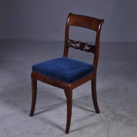 Antieke stoelen / Stel van 6 Biedermeier stoelen ca. 1820 in mahonie met zwanen en blauw velours (No.941152)