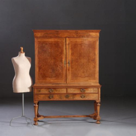 Antieke kasten / Kruisvoetkabinet 1e helft 18e eeuw in blond noten met wortelnoten (No.782775)