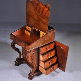 Antieke bureaus / Davenport secretaire ca. 1890 in wildnoten, satijnhout en bruin leer. (No.659851)