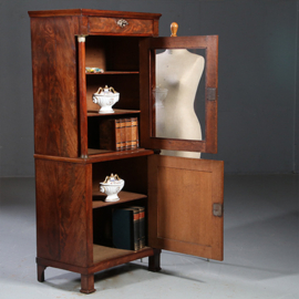 Antieke kasten / Smalle Empire vitrinekast ca 1810 mahonie met bloemmahonie (No.883022)
