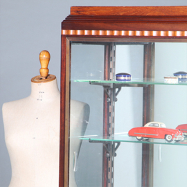 Art Deco vitrinekast in mahonie met contrasterende essenhouten golflijst ca 1915 (No.421025)
