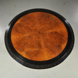 Antieke bijzettafels / Ronde Engelse tafel ca. 1880 in notenhout met zwart gepolitoerde rand. (No.441711)