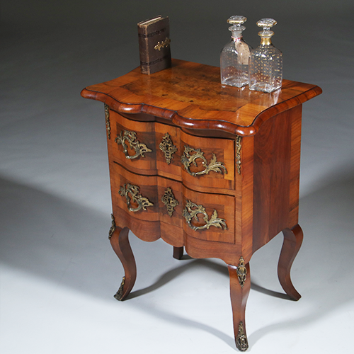 Kleine orgel gebogen commode ca 1750 met schrijfblad of schenkblad wortelnoten (No.303010)