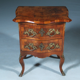 Kleine Dresdener Barok commode ca 1860 in noten met wortelnoten en uittrekbaar blad (No.400940)