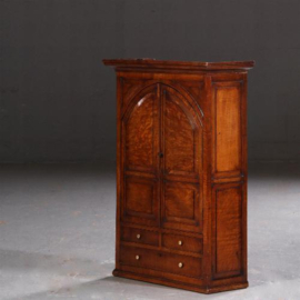 Antieke kasten / Tafelkastje of wandkastje in kastanje met toogdeuren en laden ca. 1835 (No.661752)