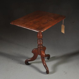 Antieke bijzettafels / Doorleefd Victoriaanse rechthoekige tilttoptable mahonie ca. 1875 gedraaide stam. (No.310718)