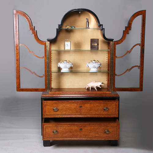 Art Deco Vitrine noten met wortelnoten en zwart gepolitoerde accenten  (no.311005)