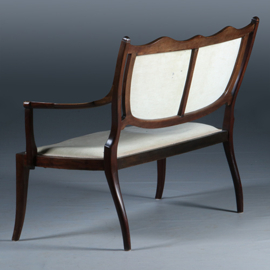 Bijzonder elegant bankje in Hepplewhite ca. 1880 incl. bekleding naar wens.  (No.291301)