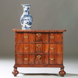 Olijfhouten orgelgebogen commode rondom geschulpt ca 1715 (No.971720)