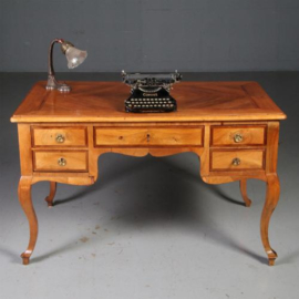 Antieke bureaus / Notenhouten schrijftafel met 5 laden ca. 1860 veel inlegwerk. (No.572232)
