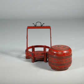 Chinese bruidskist of Tiangi rode lak met decoratie en gesmede greep ca 1900 (No.461010)
