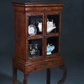 Kleine Hollandse Rococo vitrine  / rariteiten kabinetje ca 1730 op kruisvoet (No.241605)